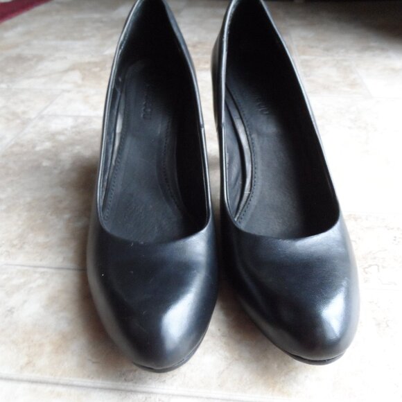 Le Chateau- woman black  shoes  Size 7 Genuine Leather - Picture 1 of 12